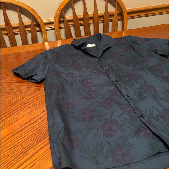Men's Floral Patterned Button Down Shirt - Picture 3 of 11